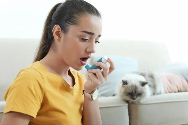 Mujer Joven Que Usa Inhalador Asma Cerca Del Gato Casa — Foto de Stock