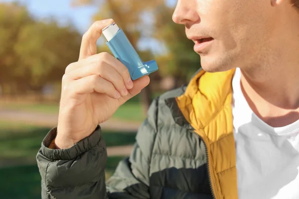 Hombre Usando Inhalador Asma Aire Libre Asistencia Sanitaria — Foto de Stock