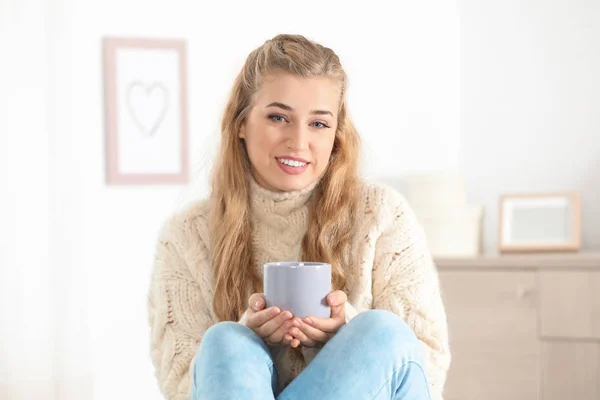 Attraente Giovane Donna Accogliente Maglione Caldo Con Tazza Bevanda Calda — Foto Stock