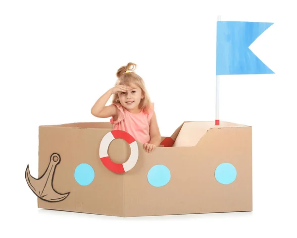 Aranyos Kis Lány Játszik Karton Hajó Fehér Háttér — Stock Fotó