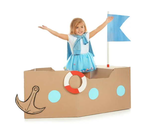 白い背景の上の段ボールの船で遊ぶかわいい女の子 — ストック写真