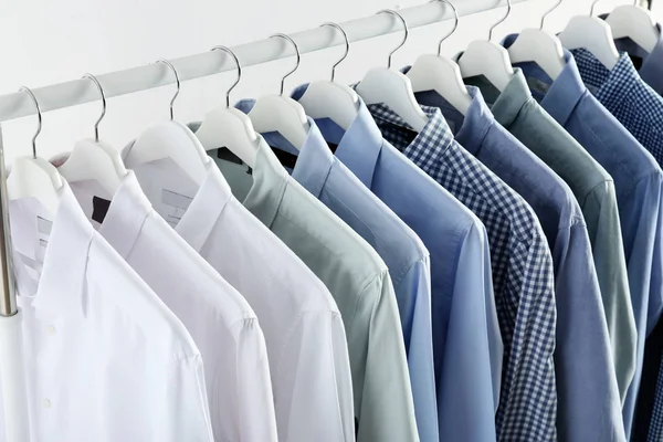 Męskie Ubrania Wiszące Szafie Rack Białym Tle — Zdjęcie stockowe