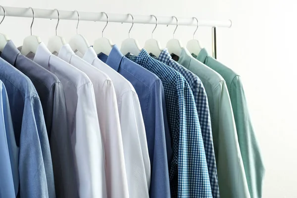 Roupas Masculinas Penduradas Prateleira Guarda Roupa Contra Fundo Branco — Fotografia de Stock