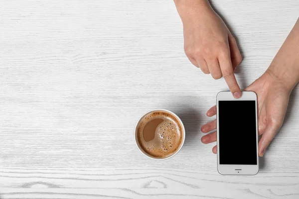 Mujer Usando Teléfono Móvil Mesa Con Taza Cartón Café Aromático —  Fotos de Stock