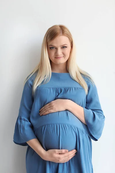 Porträtt Vacker Gravid Kvinna Ljus Bakgrund — Stockfoto