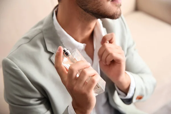 Empresário Aplicando Perfume Fundo Borrado Close — Fotografia de Stock