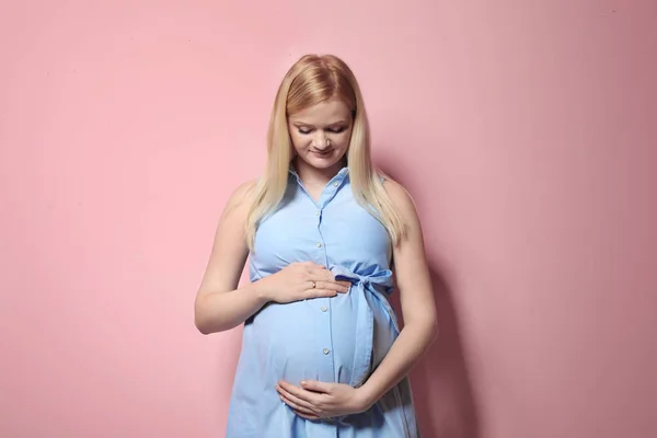 Schöne Schwangere Frau Kleid Auf Farbigem Hintergrund — Stockfoto