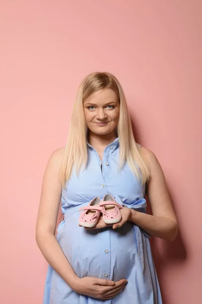 Hermosa Mujer Embarazada Vestido Sosteniendo Botines Bebé Cerca Barriga Fondo —  Fotos de Stock