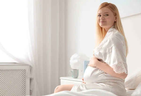 Mooie Zwangere Vrouw Zittend Bed Lichte Kamer Ruimte Voor Tekst — Stockfoto