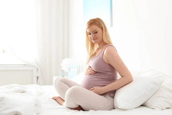 Zwangere Vrouw Zittend Bed Lichte Kamer — Stockfoto