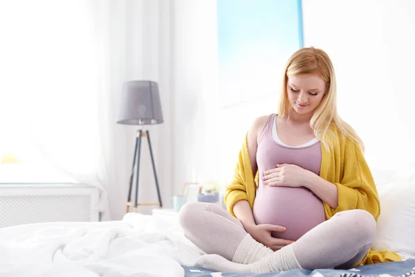 Piękne Kobiety Ciąży Siedząc Łóżku Pokoju Światło Miejsca Tekst — Zdjęcie stockowe