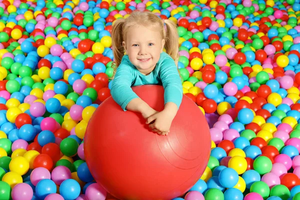 Schattig Kind Spelen Ballenbak Binnenshuis — Stockfoto