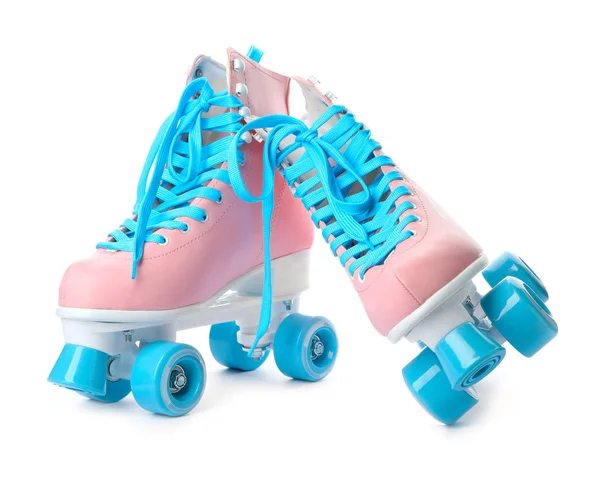 一对明亮时尚的溜冰鞋在白色背景 — 图库照片