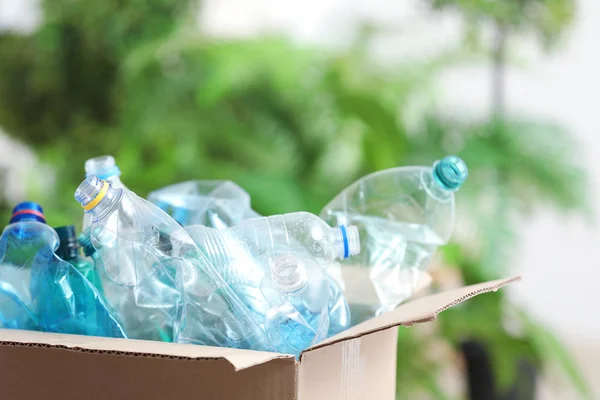 Картонная Коробка Использованными Пластиковыми Бутылками Размытом Фоне Задача Утилизации — стоковое фото