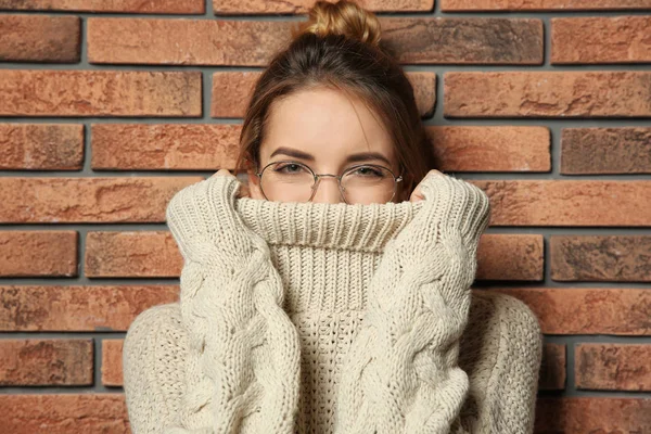 Piękna Młoda Kobieta Ciepły Sweter Pobliżu Mur Cegły — Zdjęcie stockowe