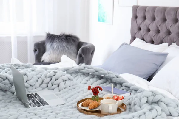 Laptop Notizbuch Und Tablett Mit Frühstück Auf Dem Bett Stilvollem — Stockfoto