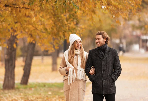 Jong Romantische Koppel Park Herfstdag — Stockfoto