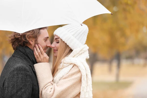 Jonge Romantische Koppel Met Paraplu Buitenshuis Herfstdag — Stockfoto