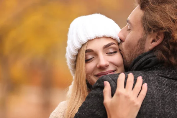 Jong Romantische Koppel Buiten Knuffelen Herfstdag — Stockfoto