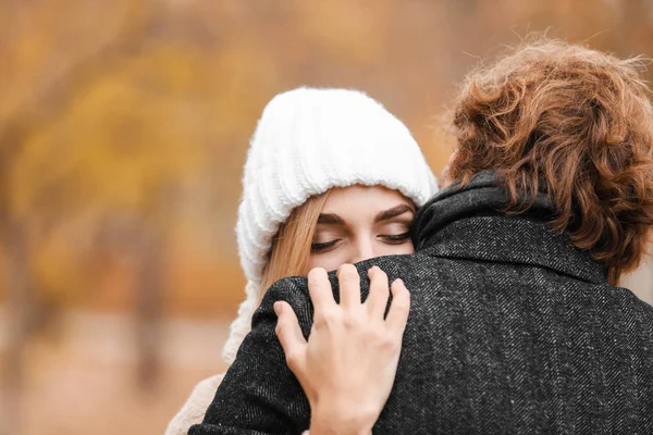 在秋日拥抱在户外的年轻浪漫情侣 — 图库照片