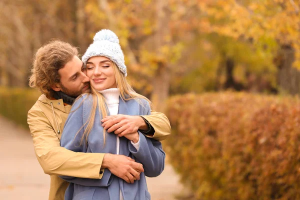 Pareja Romántica Joven Parque Día Otoño —  Fotos de Stock