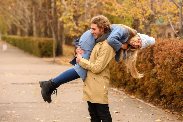 Pareja Romántica Joven Divirtiéndose Parque Día Otoño — Foto de Stock