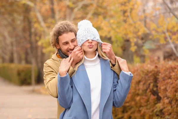 Pareja Romántica Joven Divirtiéndose Parque Día Otoño —  Fotos de Stock