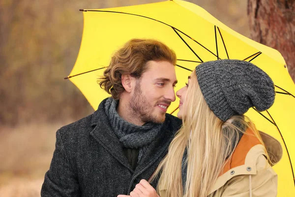 Jonge Romantische Koppel Met Paraplu Buitenshuis Herfstdag — Stockfoto