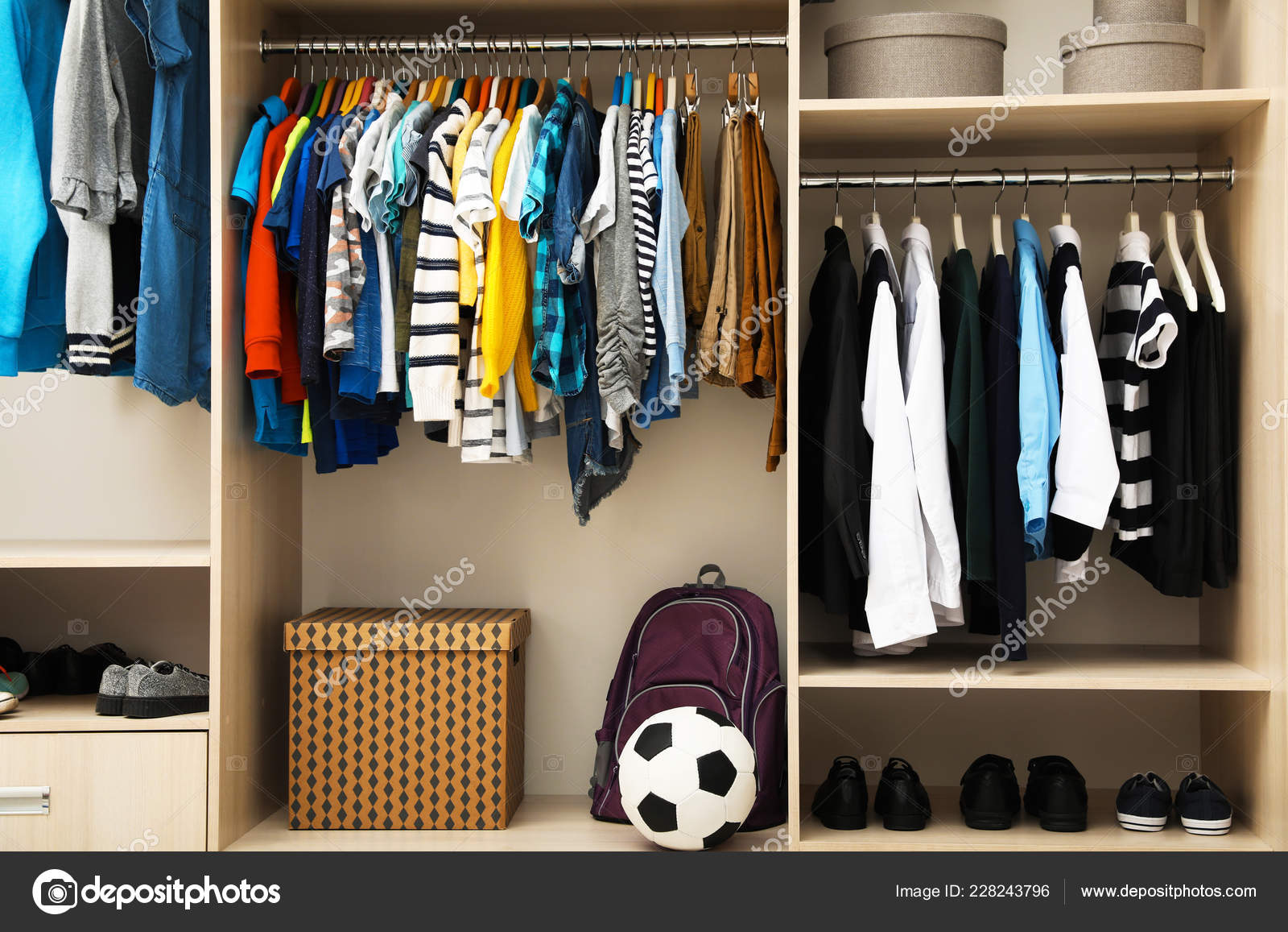 Grote Kledingkast Met Tiener Kleding Schoenen Accessoires Stockfoto NewAfrica 228243796