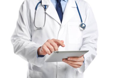 Erkek doktor modern tablet beyaz zemin üzerine, closeup holding