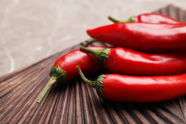 Tahta masada, tatlı kırmızı biber ile