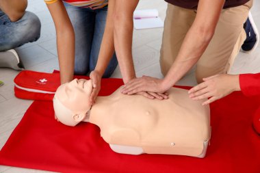 Grup dersi manken ilkyardım sınıf kapalı, closeup, tarih Cpr pratiği ile insan