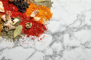 Mermer zemin, metin için yer ile üstten görünüm üzerinde farklı Aromatik baharatlar