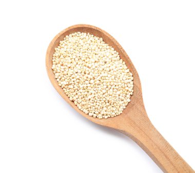 Beyaz arka plan, üstten görünüm üzerinde ham quinoa kaşıkla. Metin için yer