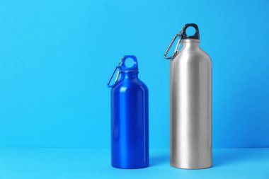 Renk arka plan üzerinde metin alanı olan spor şişeler