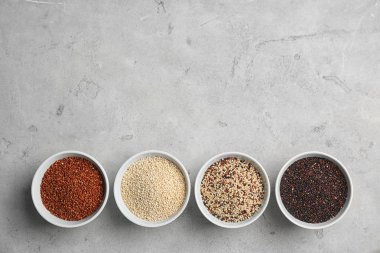 Quinoa ve gri arka plan üzerinde metin için yer farklı tipleri ile düz yatıyordu kompozisyon