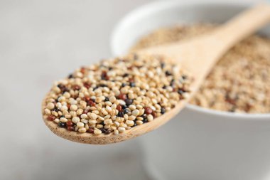 Tahta kaşık karışık quinoa tohumları, closeup ile
