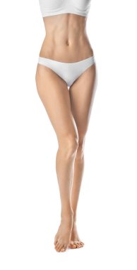 Beyaz arka planda, closeup güzel uzun bacaklı genç kadın