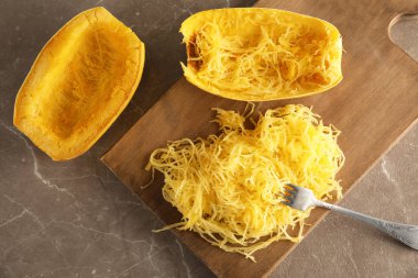Pişmiş spagetti squash tablo ile düz yatıyordu kompozisyon