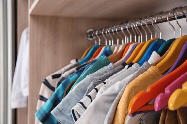 Dolap, closeup asılı şık çocuk giyim