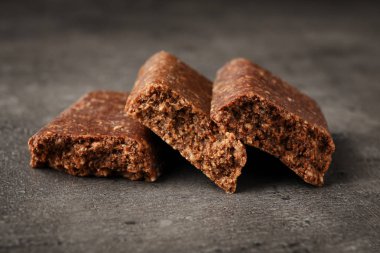 Lezzetli protein bar gri masada parçaları