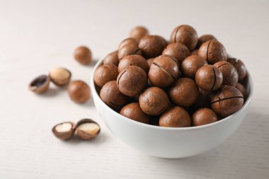 Beyaz masa organik Macadamia fındık ile kase
