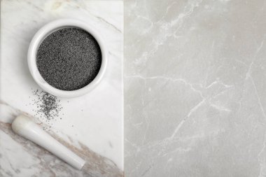 Haşhaş tohumu ve mermer zemin üzerine metin için yer düz yatıyordu kompozisyonu