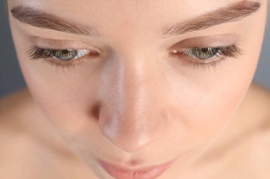 Güzel doğal kirpik, closeup olan kadın