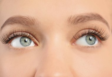 Güzel uzun kirpiklerini, closeup olan kadın. Uzantısı yordamı