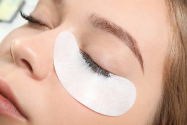 Kirpik uzatma prosedüründen geçen genç kadın, yakın plan.