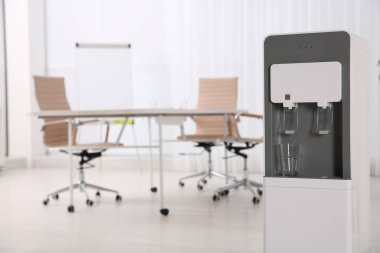 Modern su soğutucu şık ofis iç. Metin için yer