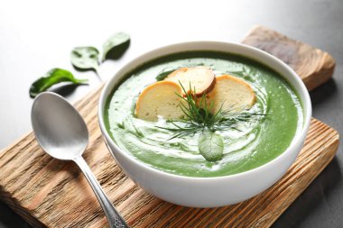 Taze sebze detoks çorbası ıspanak masaya servis tabağına croutons yapılmış