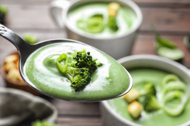 Kaşık taze sebze ile detoks çorbası brokoli arka plan bulanık, closeup üzerinde yapılmış