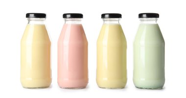 Beyaz arka plan üzerinde farklı smoothies ile şişe